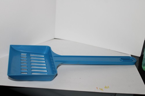 Pelle bleu pour bac litiere - a,