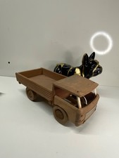 Ancien camion a plateau en