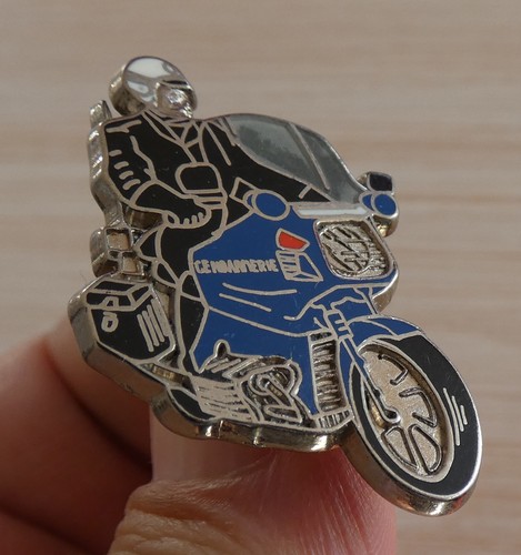 Beau pin moto gendarmerie - pin's,