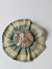 BROCHE MÉDAILLE RELIGIEUSE MÉTAL ARGENTÉ VIERGE ANGELOTS FOND TISSU DÉBUT 20 ÈME