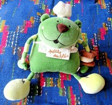 IB/  DOUDOU PELUCHE DPAM LES PETITS SABLES CHAT VERT TABLIER TBE