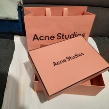 Boite ACNE STUDIO 33x24x12.50+ sac shopping un peu froissé 40.50x26x15