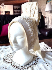Ancienne COIFFE régionale blanche avec DENTELLE BRODERIES et NOEUD SATIN