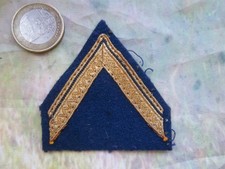 ancien galon militaire sergent ADL fond bleu foncé