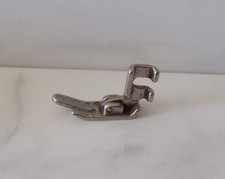 § accessoire machine à coudre SINGER  pied de biche référence SIMANCO 45321