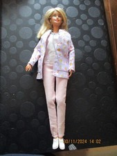 POUPEE  " BARBIE, PEDIATRE LA FAMILLE DU BONHEUR  / ANNEE  2003