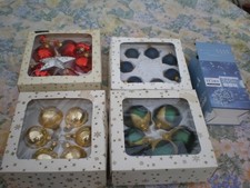 un lot de 4boites de boules de noël vintage en verre plus une guirlande