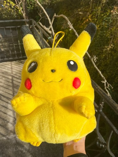 Peluche pikachu avec - pikachu,