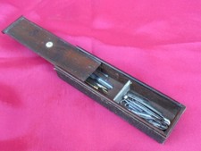 ancien petit plumier , boite en bois + plumes ...