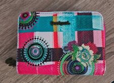 Joli Portefeuille Compacte Femme avec Broderies NEUF de Marque DESIGUAL.