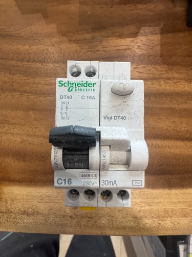 Disjoncteur dt40 c16a - disjoncteur,