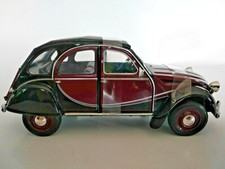 Citroën 2CV Charleston 1/24eme longueur 15cm rouge et noire, neuve dans sa boite