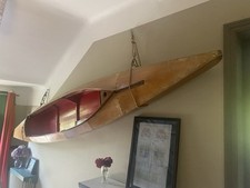 Un Canoë En Bois Vernis 