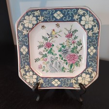 Assiette octogonale chinoise porcelaine avec support en bois, signée