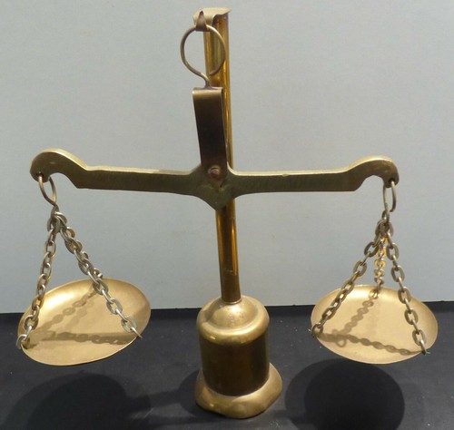 Ancienne balance deux plateaux