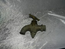 Ancien robinet en bronze / fontaine / lavabo