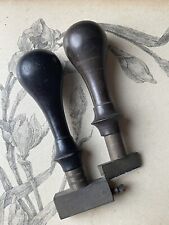2 anciens Tampons / Sceau / Cachet Manche en bois et laiton - Banque