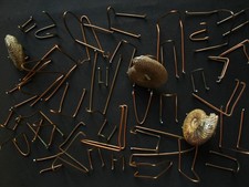 100 supports en cuivre  de différentes tailles pour fossiles et minéraux