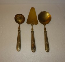 ENSEMBLE COMPRENANT UNE PELLE TARTE, UNE PELLE FRAISE, UNE CUILLER SAUPOUDREUSE 