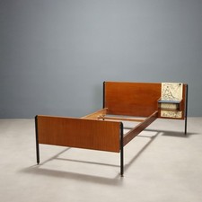 Lit Simple Vintage avec Table