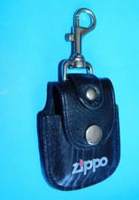 ETUI   ZIPPO EN CUIR NOIR AVCE  SON ATTACHE