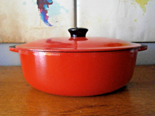 Ancienne cocotte-coquelle en fonte emaillée rouge ovale.orange-28 cm