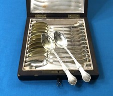 12 petites cuillères en