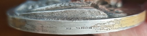 Pièce bronze représentant - , le
