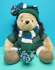 ?RARE  PELUCHE  Winnie L Ourson Manteau Vert Bonnet Écharpe DISNEYLAND  29cm ?