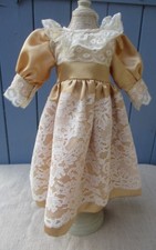 ROBE AVEC DENTELLE ANCIENNE  POUR  POUPEE ANCIENNE / TBE