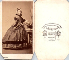 CDV Pierre Petit, Paris, Femme mûre en robe moirée et chapeau, circa 1860 Vintag