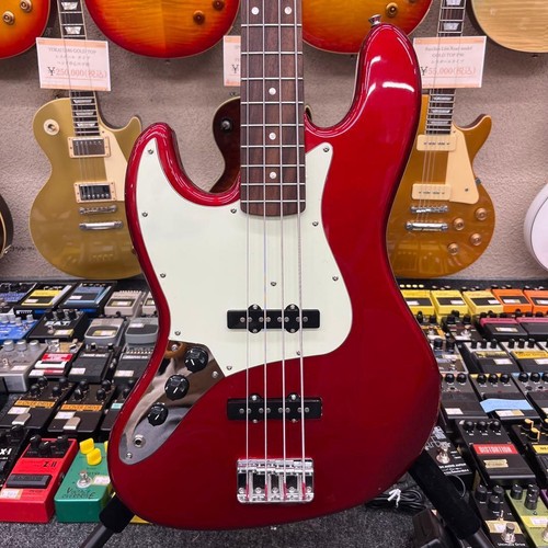Guitare basse rouge pour