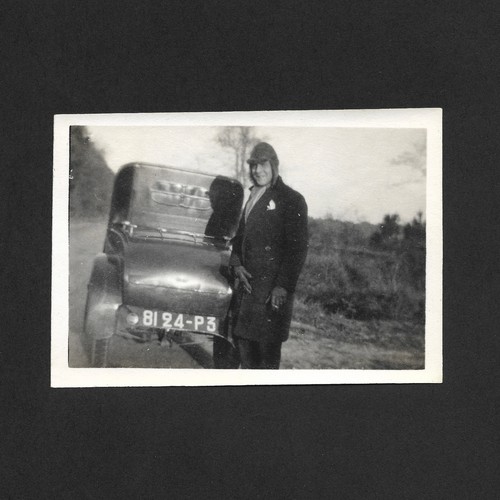 Homme souriant voiture bonnet - ,