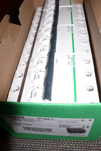 Disjoncteur 32a triphase c32 - triphase,