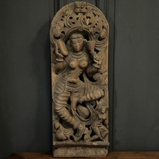 Grand bas-relief indien en bois sculpté décor de déesse XXe L8789
