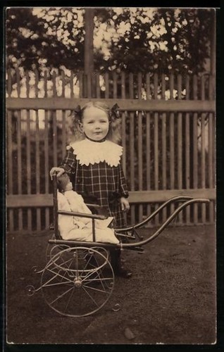 Carte postale fille - , debout