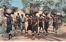 NUS  AO#AL000966 SCENE E VIE AFRICAINE JEUNES FEMMES AVEC DES PAGNIER SUR LA T