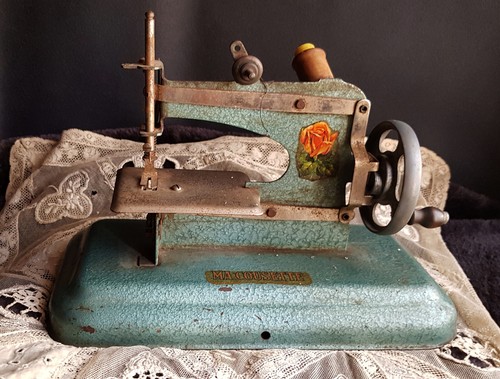 Petite machine coudre - petite,