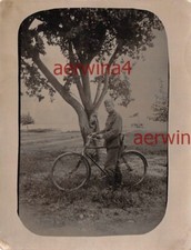 Soldat Allemand Avec Vélo Randonneur À La Mer Baltique