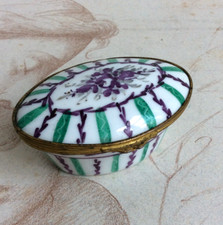 Sèvres Boite à Pilules en Porcelaine Décor de Fleurs et Dorure