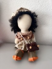 Poupée artisanale en tissu en