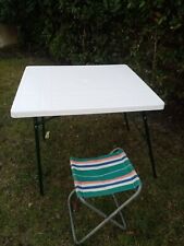 TABLE  DE  CAMPING PVC blanc 70 X 80 CM PIEDS EN FER  PLIANT + SIEGE PLIANT