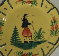 Assiette ancienne Faïence de QUIMPER - HB (émail jaune) décor breton