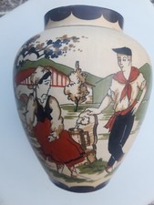 Vase en grès de Ciboure signé Gaïtaud à décor basque-personnages,fontaine-18 cms