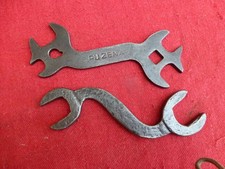 2 ANCIENNES CLES EN FER FORGE C.PUZENAT (90)