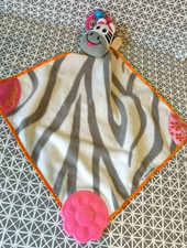 Doudou plat zèbre blanc gris rose anneau dentition Zebra Munchkin