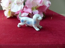 Ancienne figurine chien teckel basset miniature céramique blanche et bleue