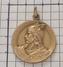 RARE  PENDENTIF MEDAILLE  GAULOIS VERCINGETORIX GENNUS PLAQUE OR LAMINOR