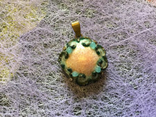 Ancien pendentif émaux Sazerat Limoges rose/bleu clair en bon état.