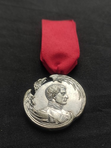 Belle médaille argentée - belle,